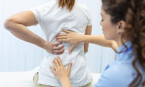 A hátfájás oka: az 5 leggyakoribb életmódbeli probléma 